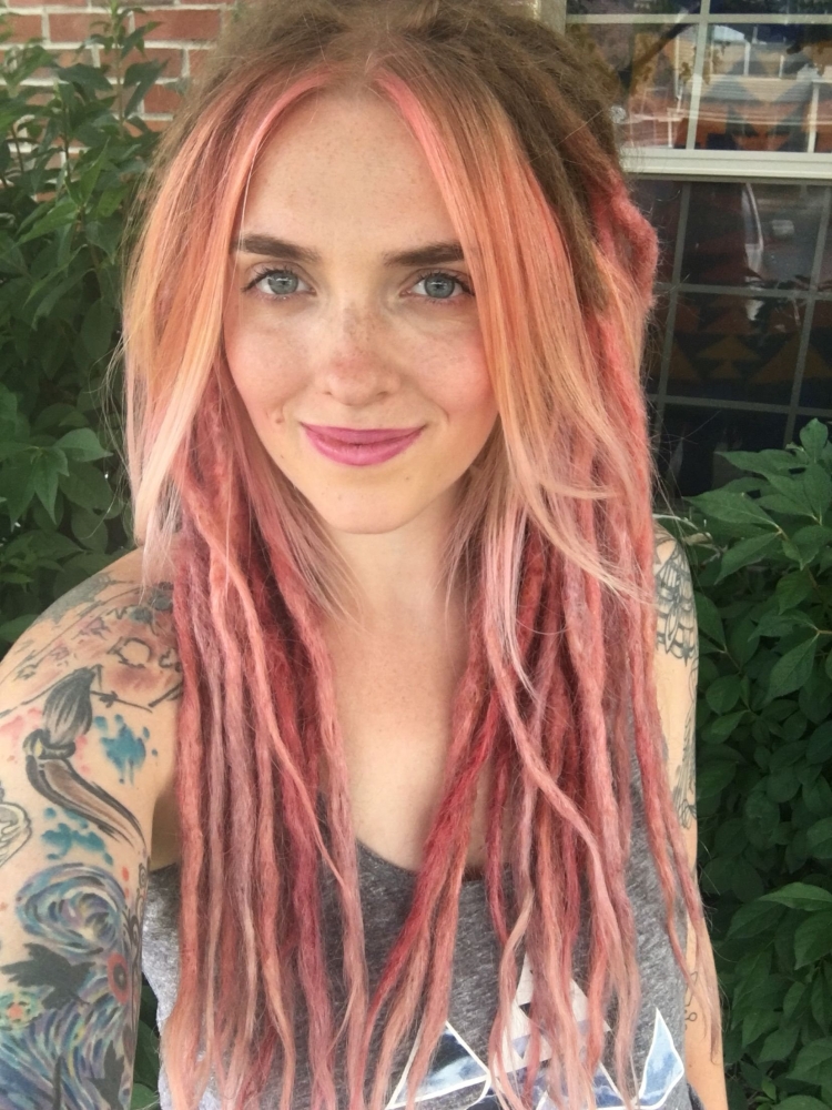 Розовые дреды