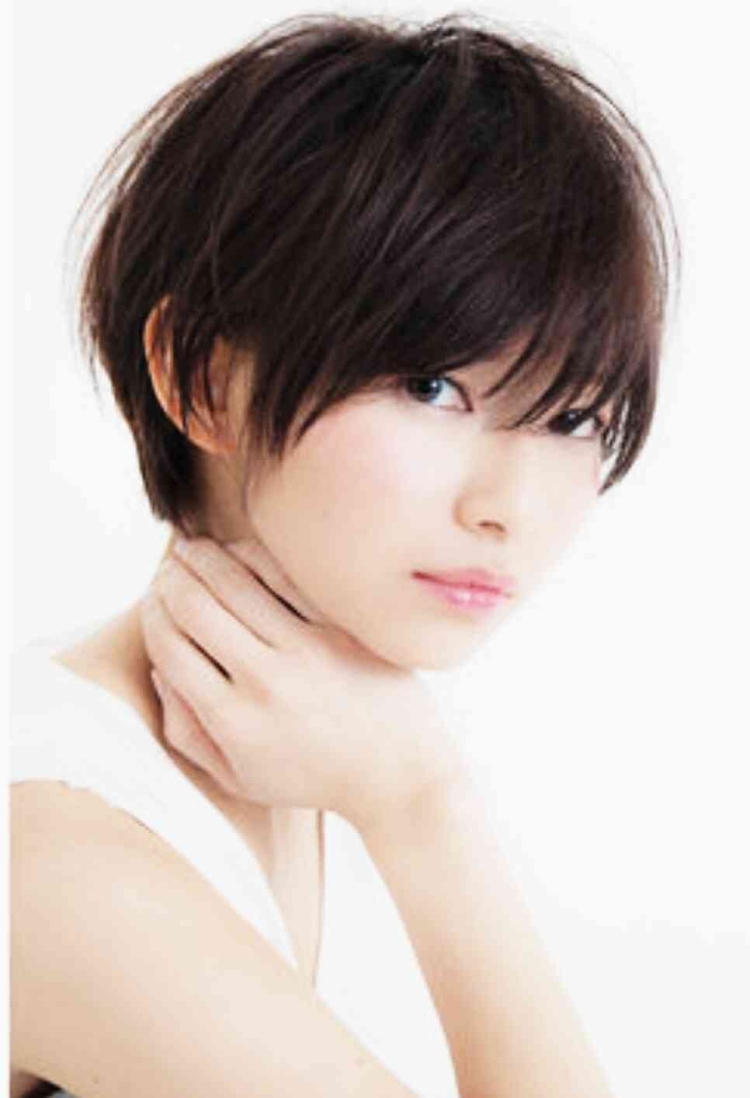 Корейские короткие стрижки с челкой