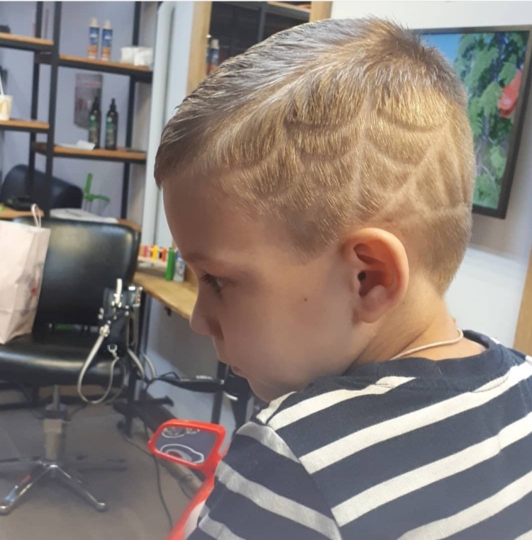 Детская прическа с полосками