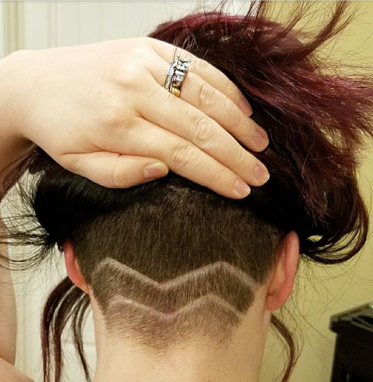 Выбритые узоры на голове