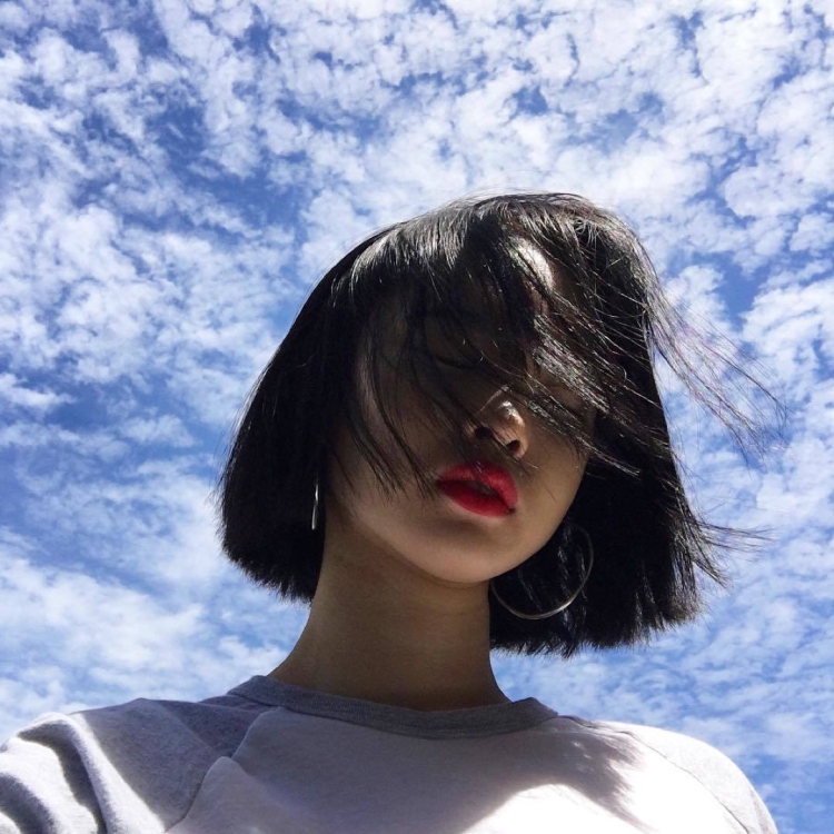 Лицо девушки с каре