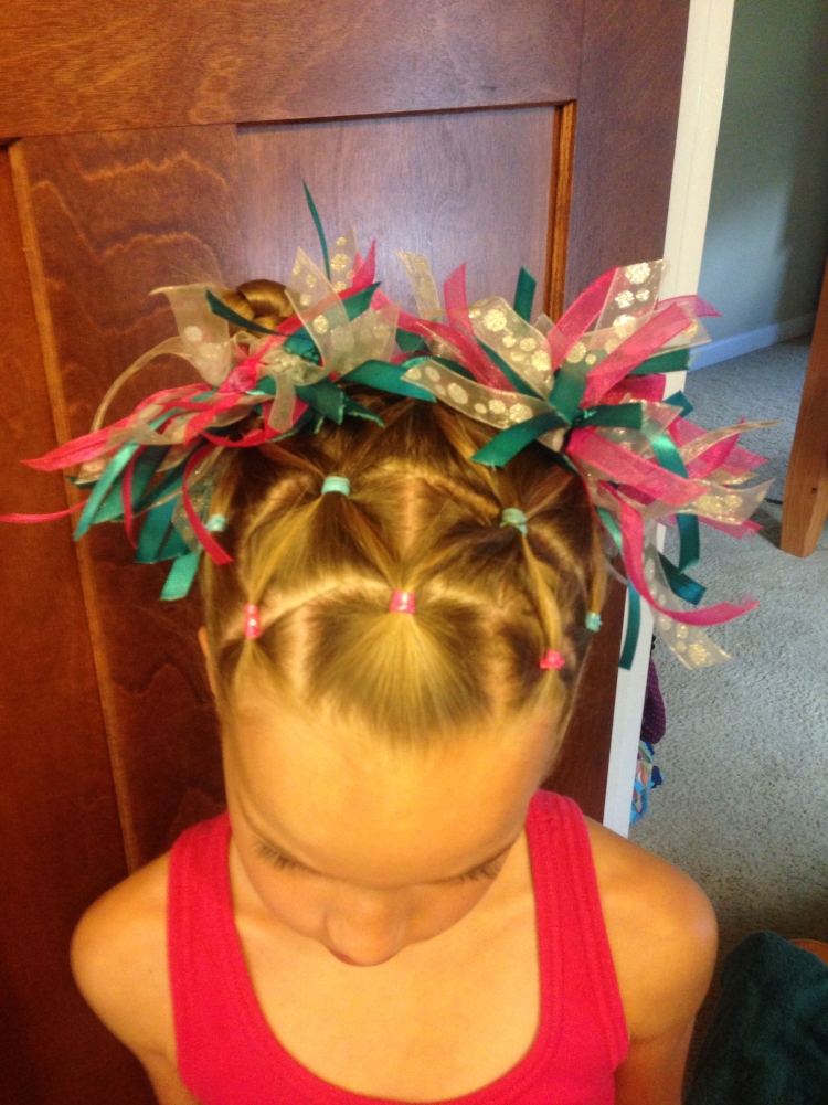 Утренник прическа с лентами