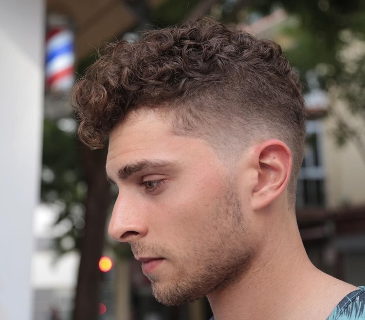 Мужская стрижка на кудрявые волосы короткая