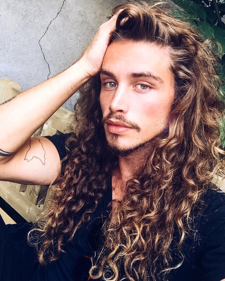Парни с длинными кудрявыми волосами