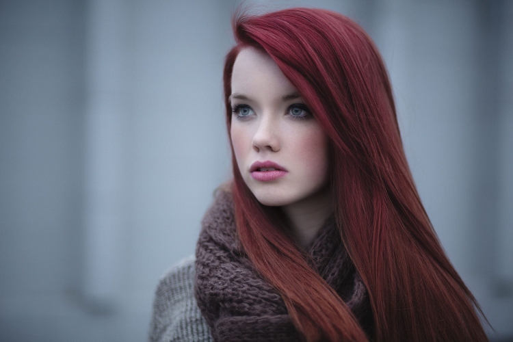 Девушка с красными волосами