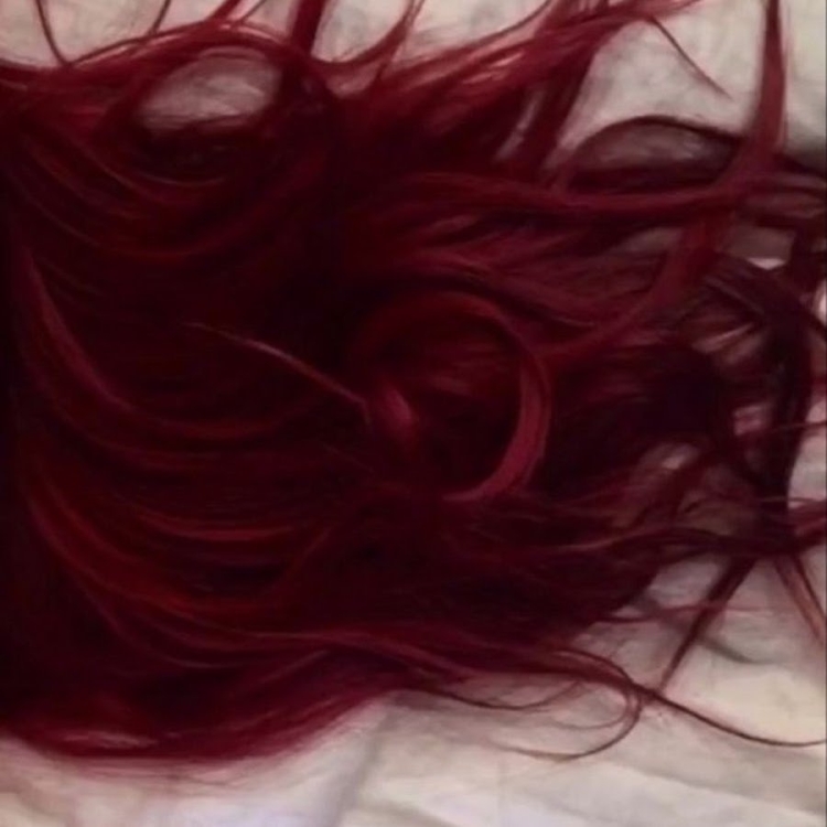 Девочка с бордовыми волосами