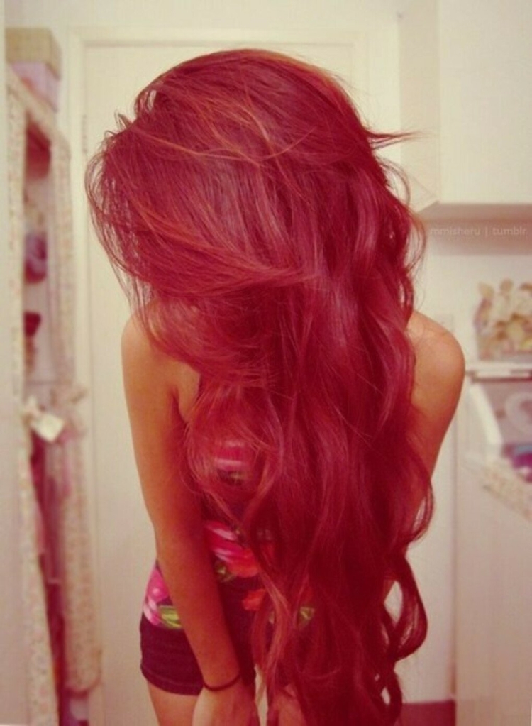 Девушка с красными волосами сзади