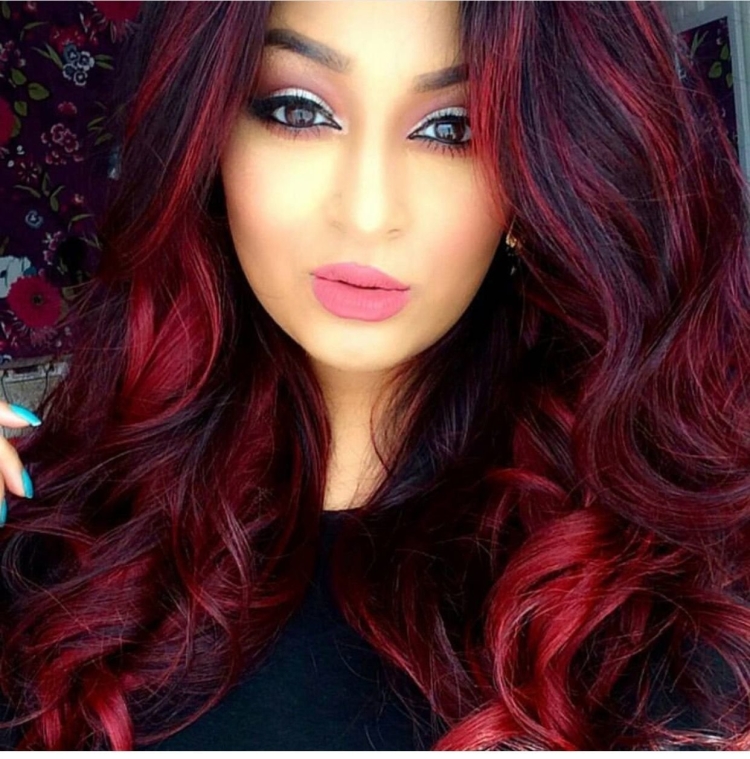 Длинные бордовые волосы