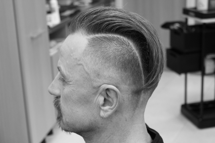 Прическа с лысыми висками