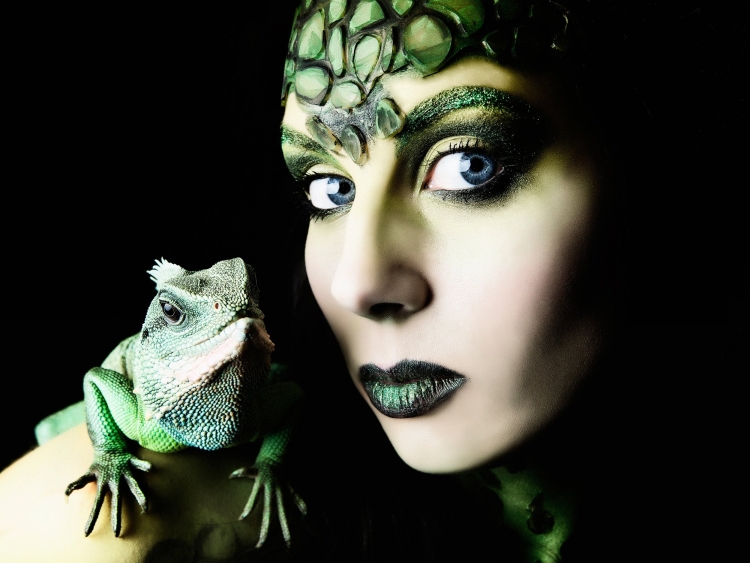 Девушка с игуаной