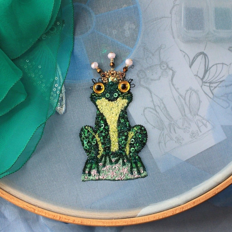 Брошь лягушка из бисера