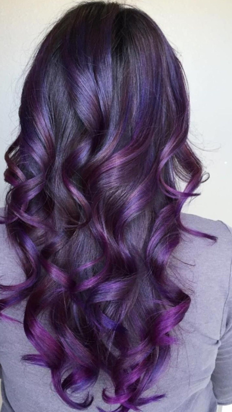 Окрашивание с фиолетовыми прядями