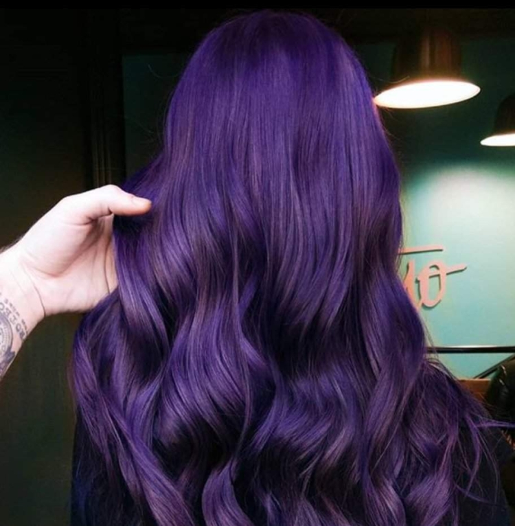 Глубокий фиолетовый цвет волос