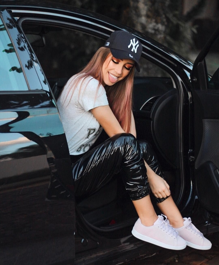 Крутая девушка