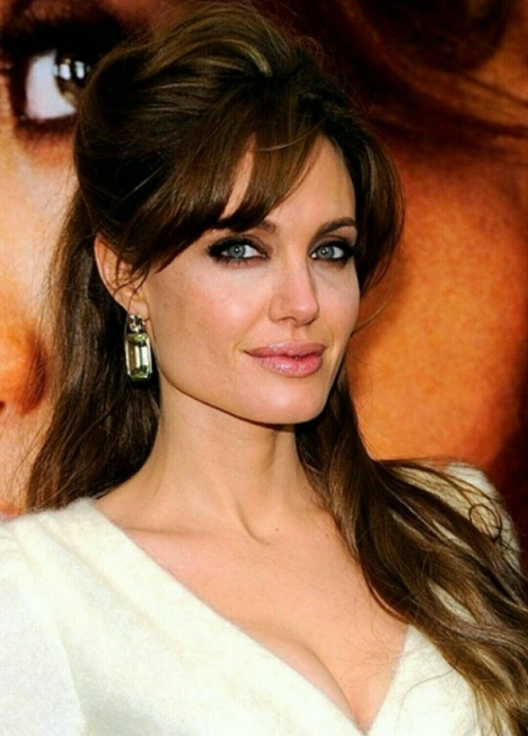 Челка шторка Анджелина Джоли