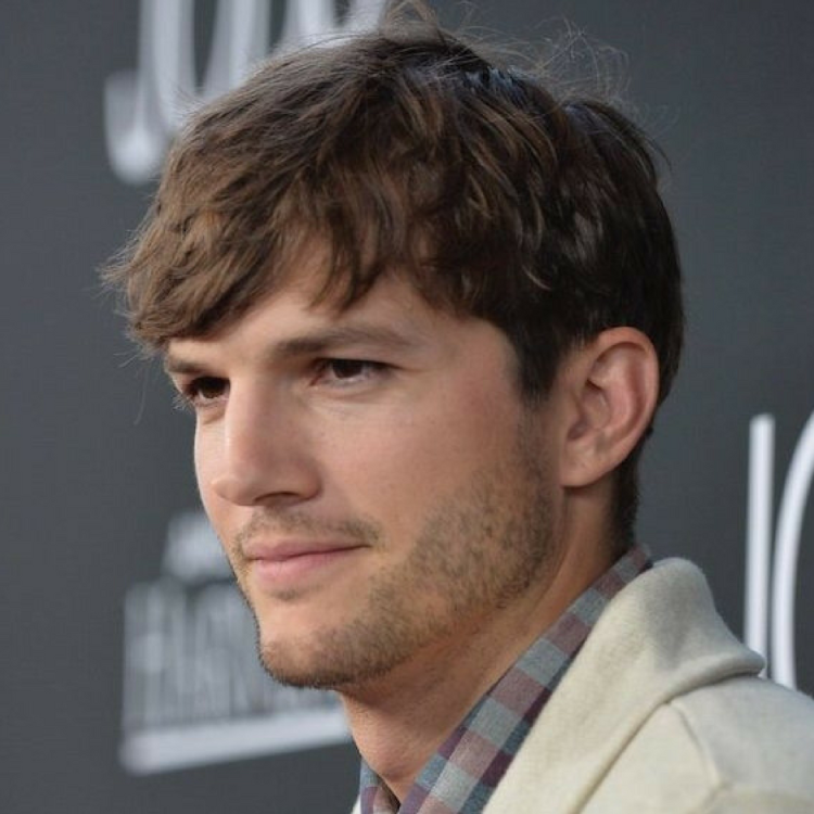 Эштон Катчер стрижка