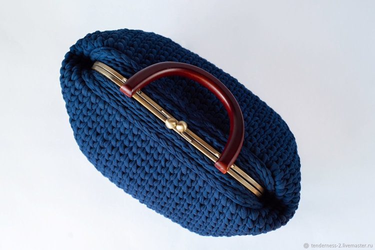 Сумка из трикотажной пряжи с фермуаром