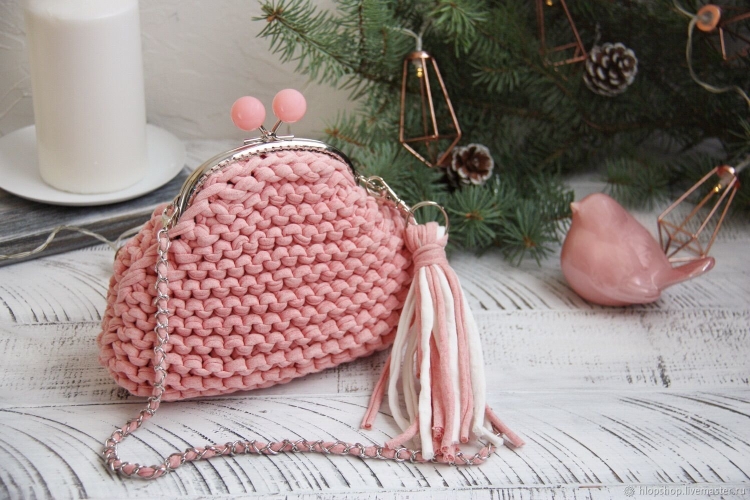 Вязаная сумочка с фермуаром