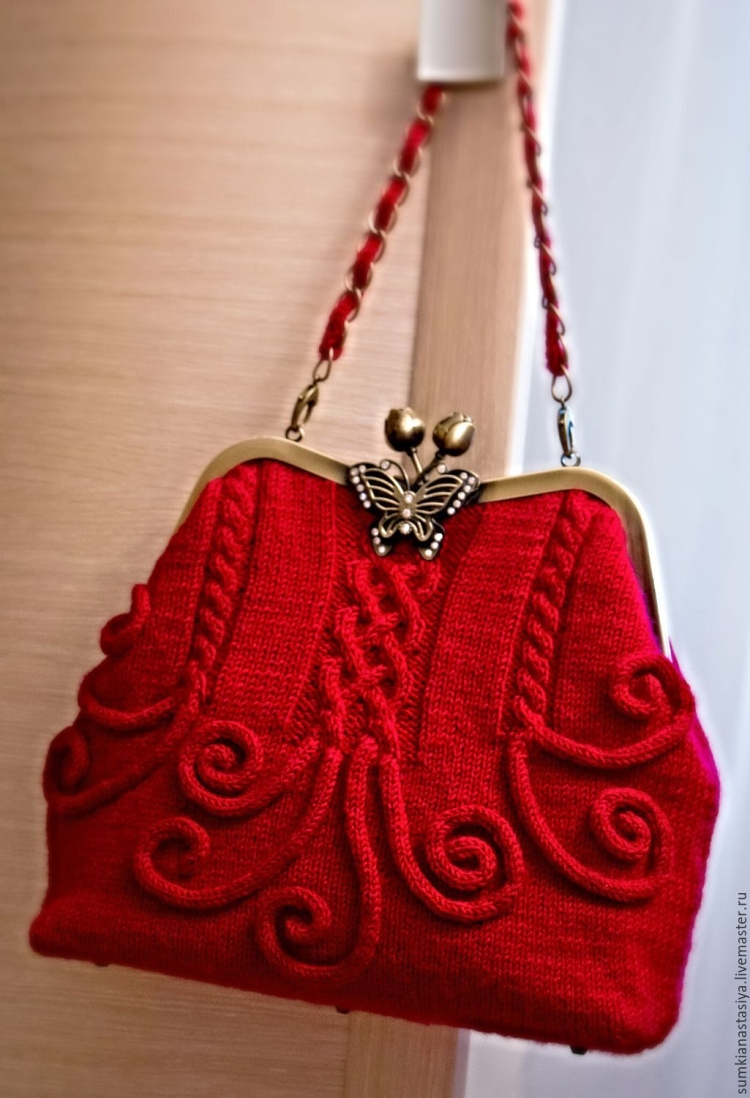 Красная вязаная сумка