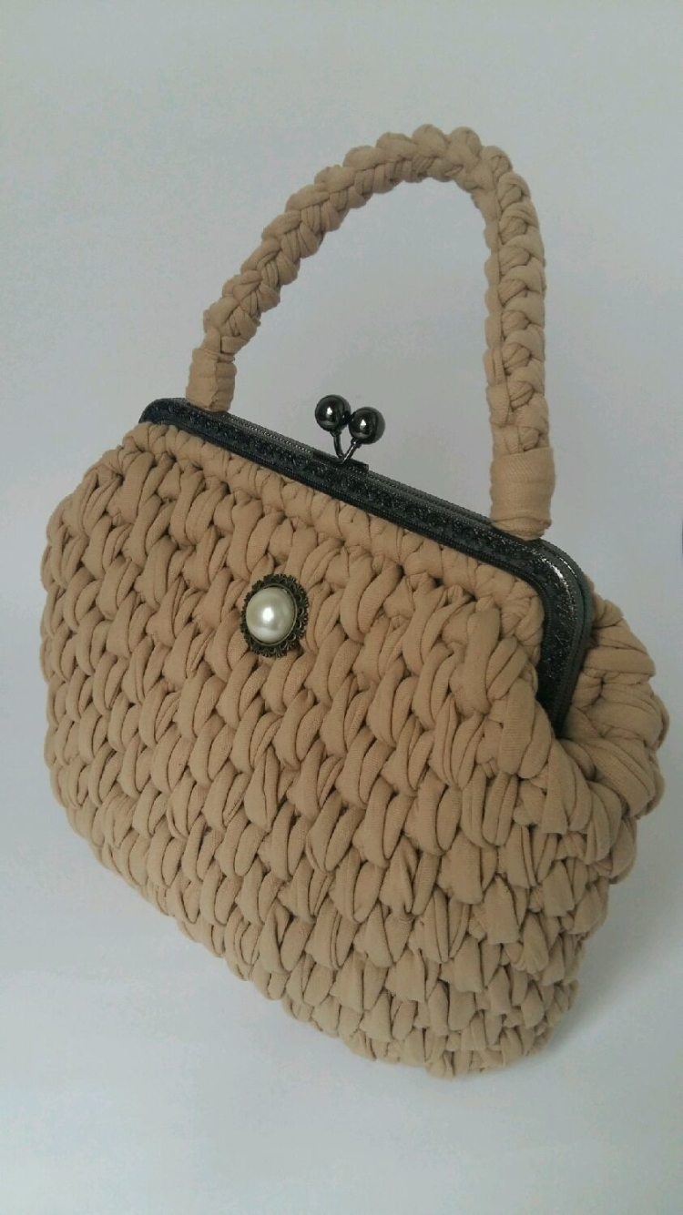 Вязаная сумка с деревянными ручками