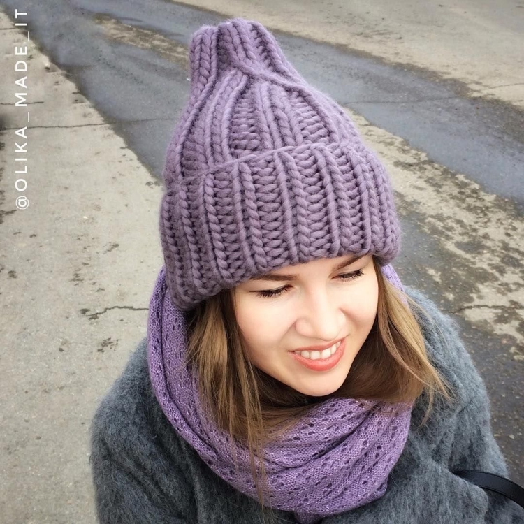 Модные вязаные шапки спицами с острой макушкой