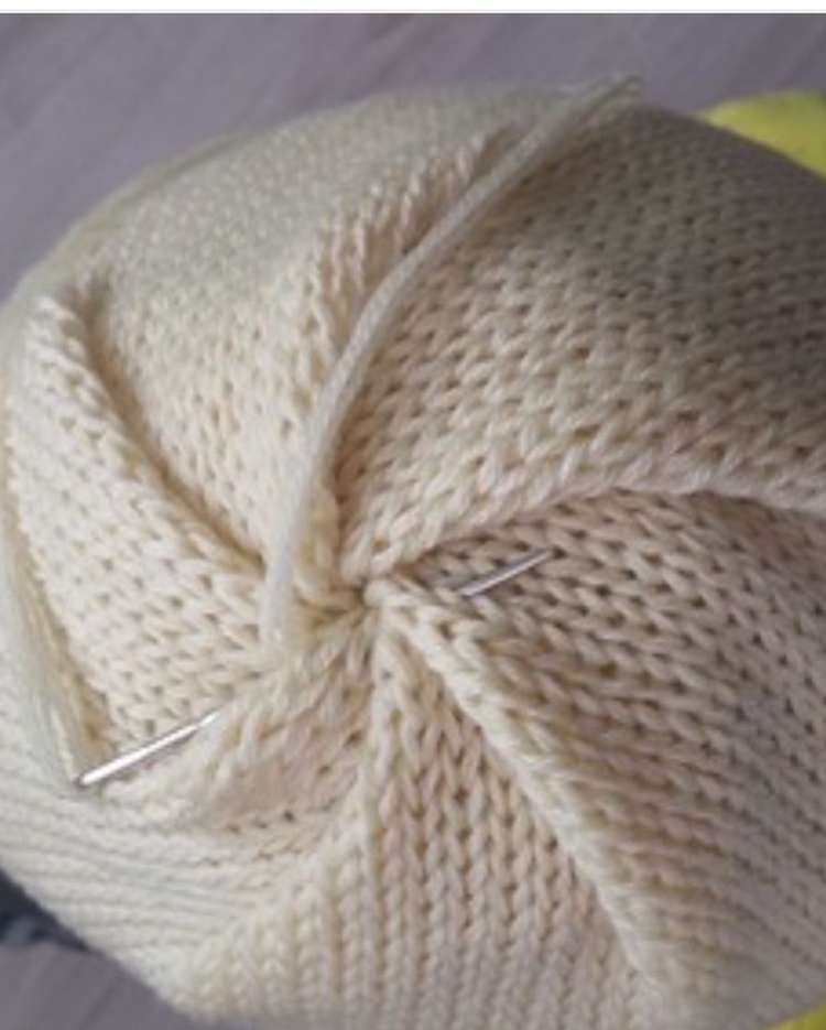 Шапка с перекрученной макушкой