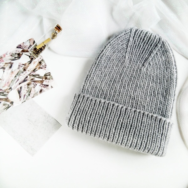 Вязаные шапки резинкой 1х1