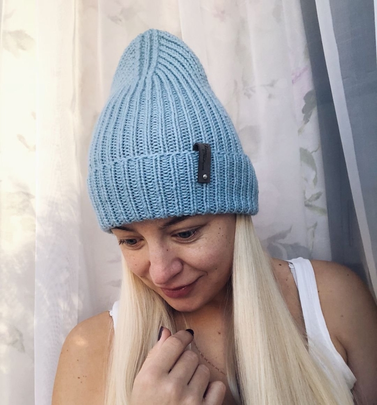 Шапка резинкой 2х2 с удлиненной макушкой