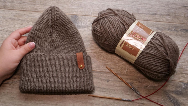 Шапка спицами с красивой макушкой соты