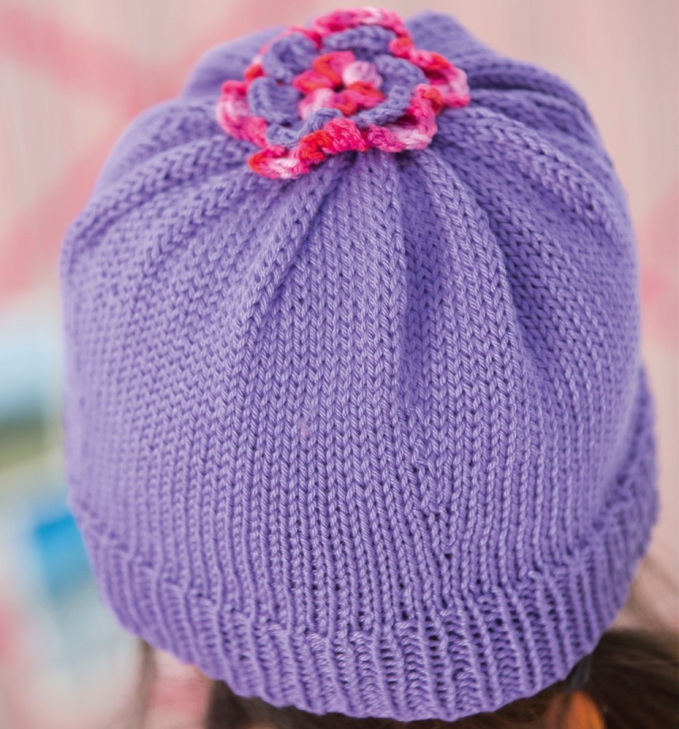 Шапка с украшением на макушке