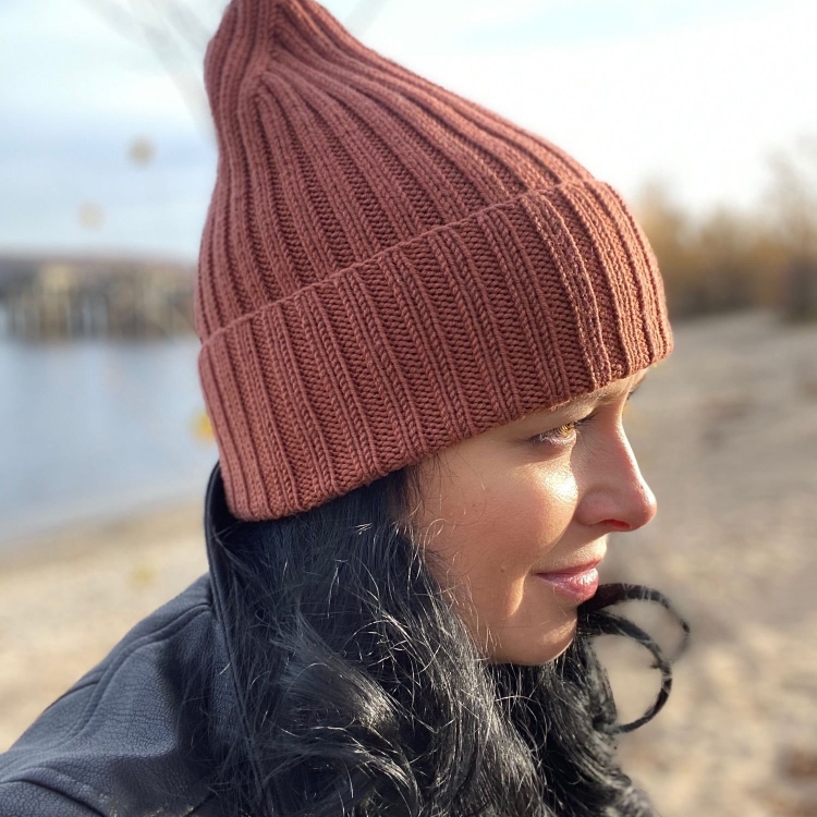 Шапка резинкой 2х2 с красивой макушкой