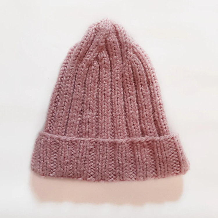 Вязаная шапка с острой макушкой