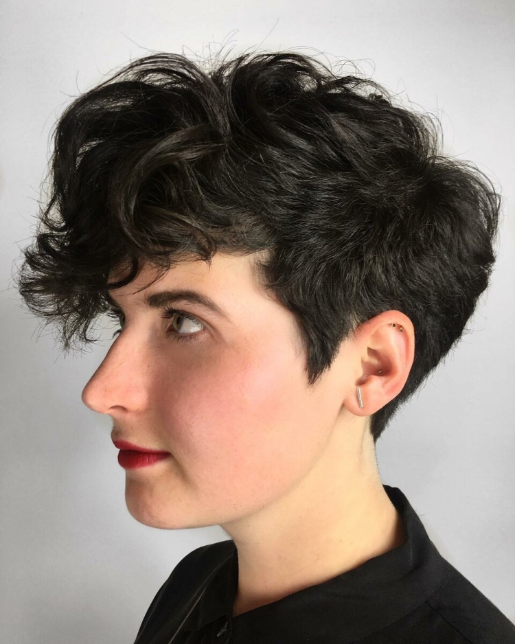 Стрижка Боб Гарсон на вьющиеся волосы