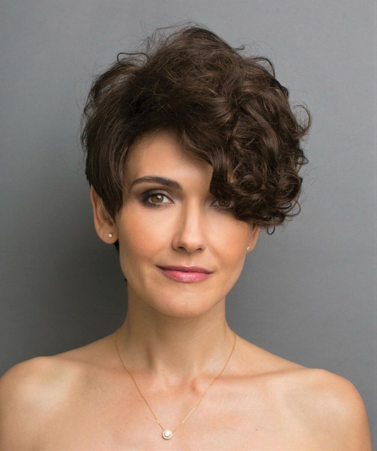 Короткие стрижки для женщин на вьющиеся волосы