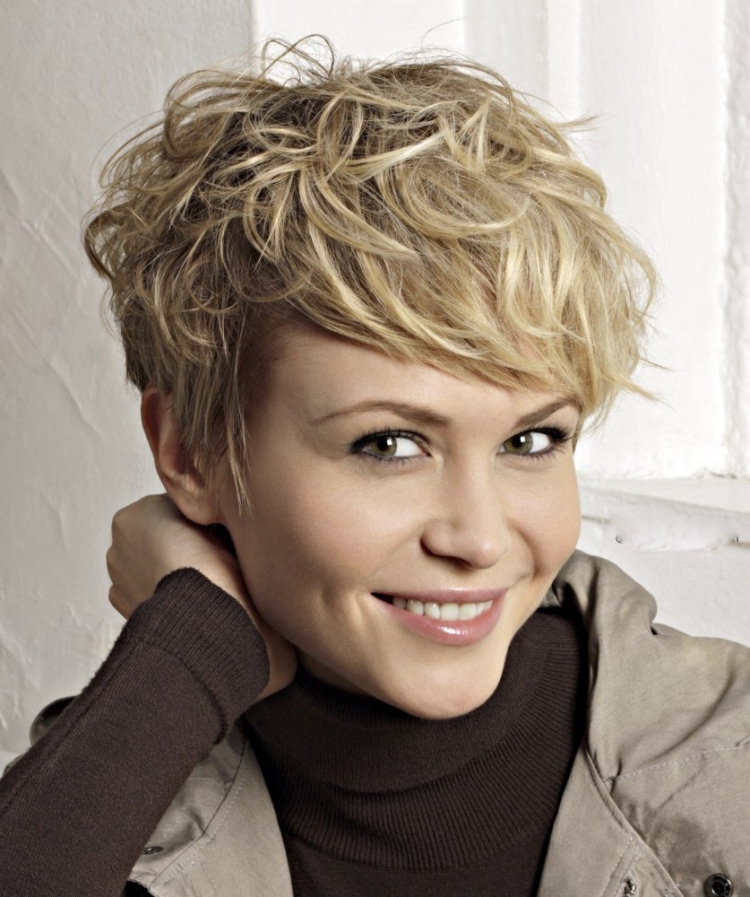 Короткие женские стрижки на волнистые волосы без укладки