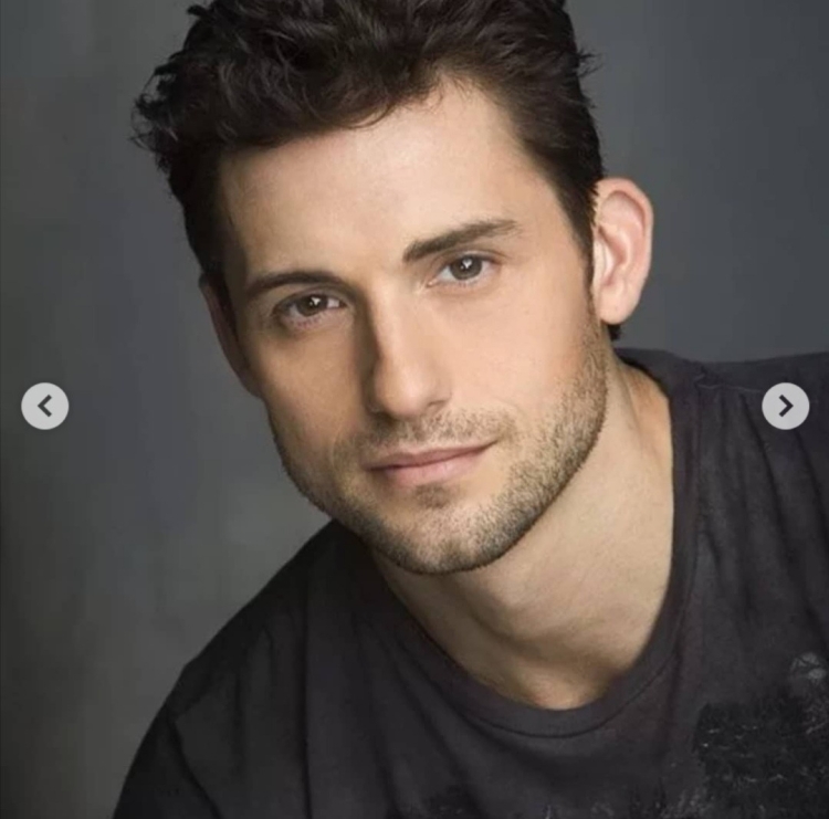 Кареглазый брюнет мужчина