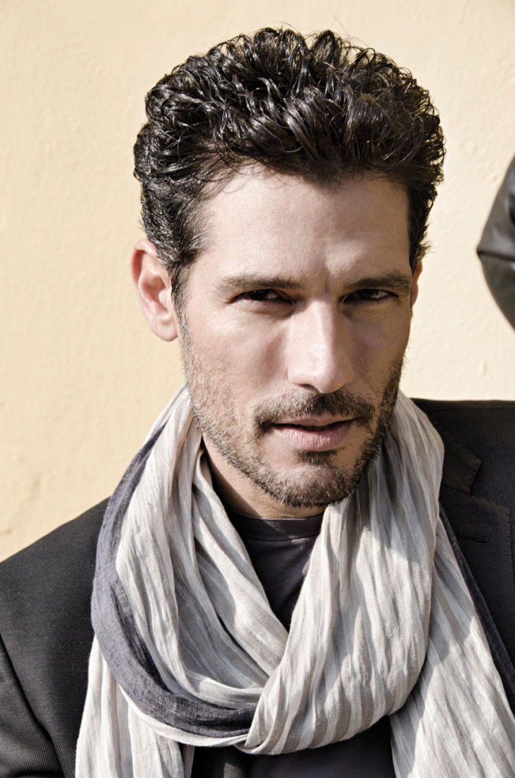 Кудрявые волосы зачесанные назад у мужчин