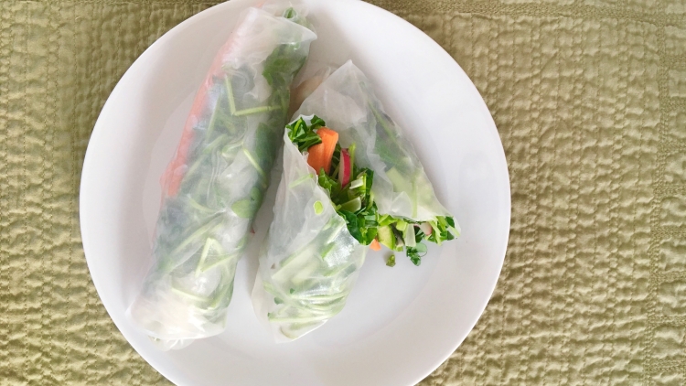 Салат со спринг роллами