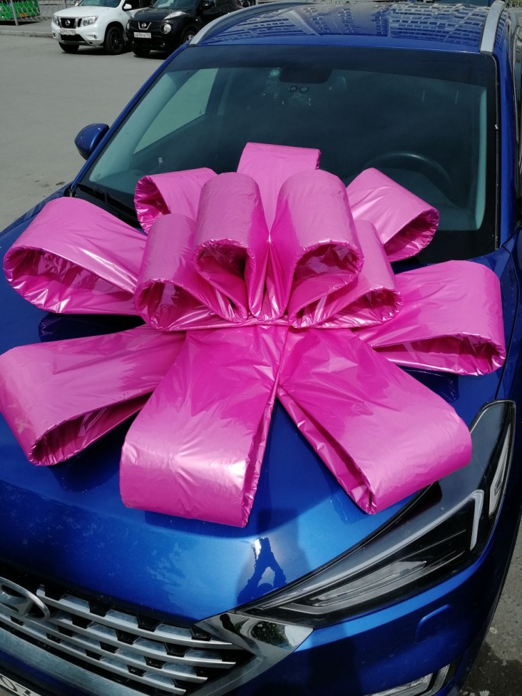 Большой розовый бант на машину