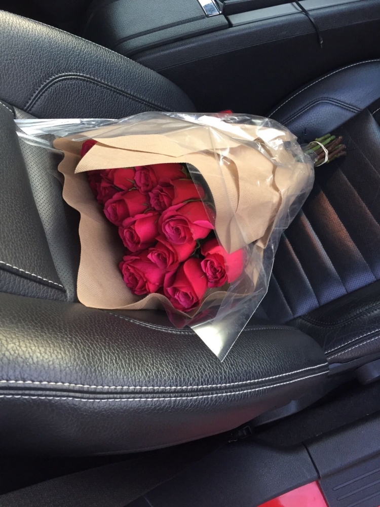 Букет в машине на сиденье