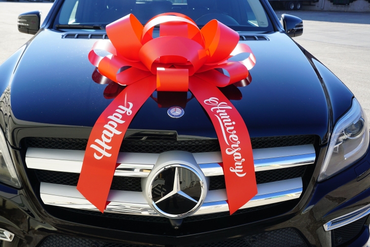 Машина с бантом в подарок мужчине на день рождения