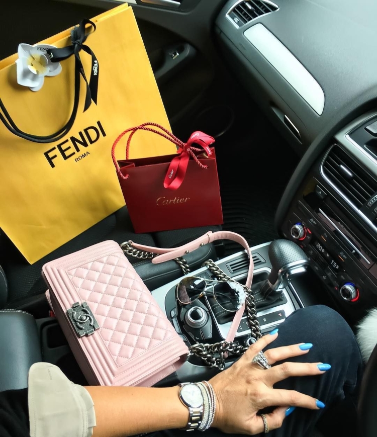Атрибуты роскошной жизни женщины