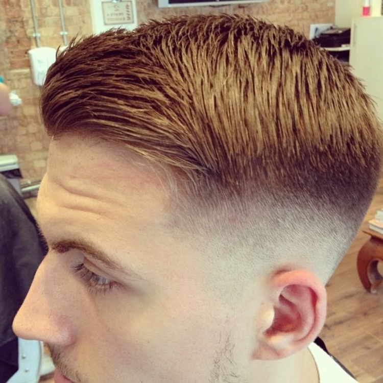 Прическа фейд с мелированием