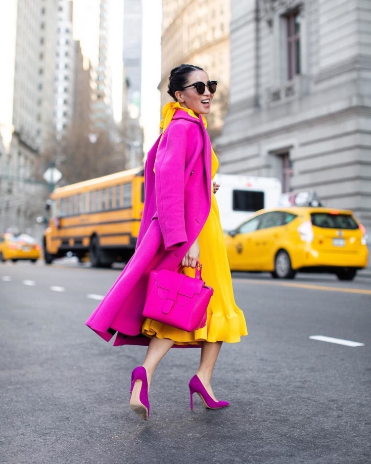 Яркая скромная одежда для женщин модные