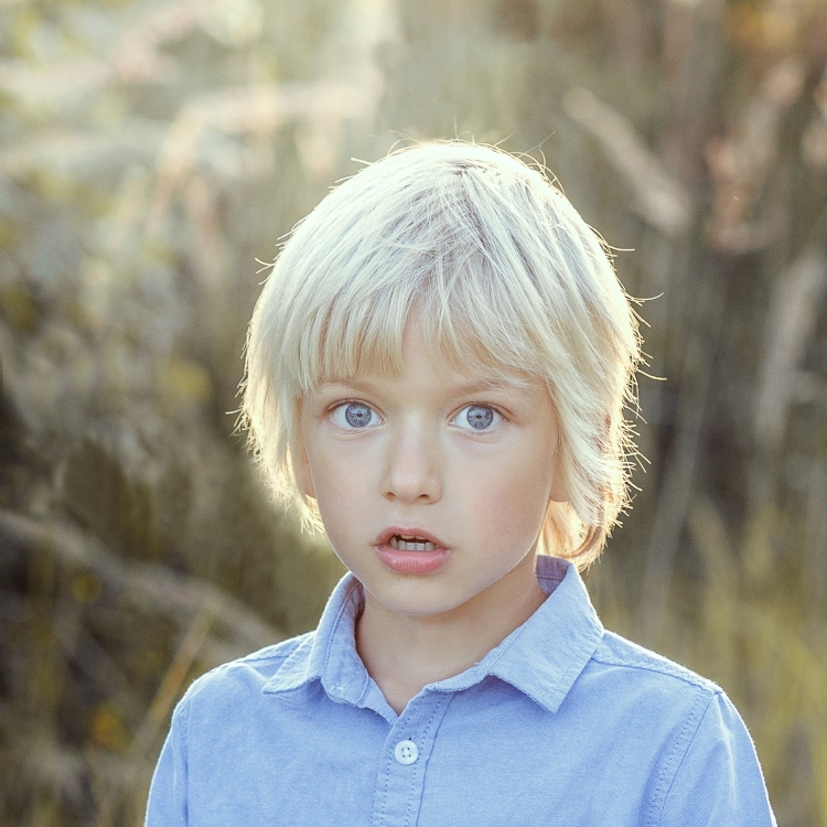 Мальчик блондин