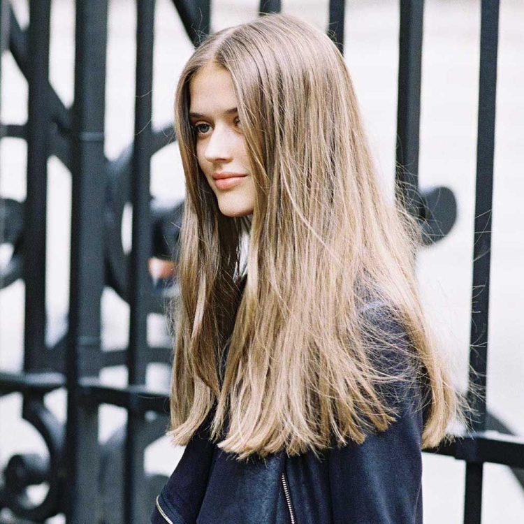 Длинные прямые русые волосы