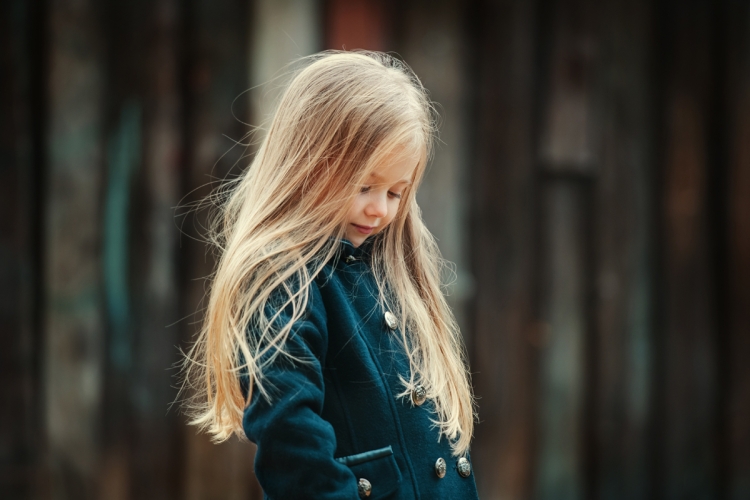 Маленькая девочка со светлыми волосами