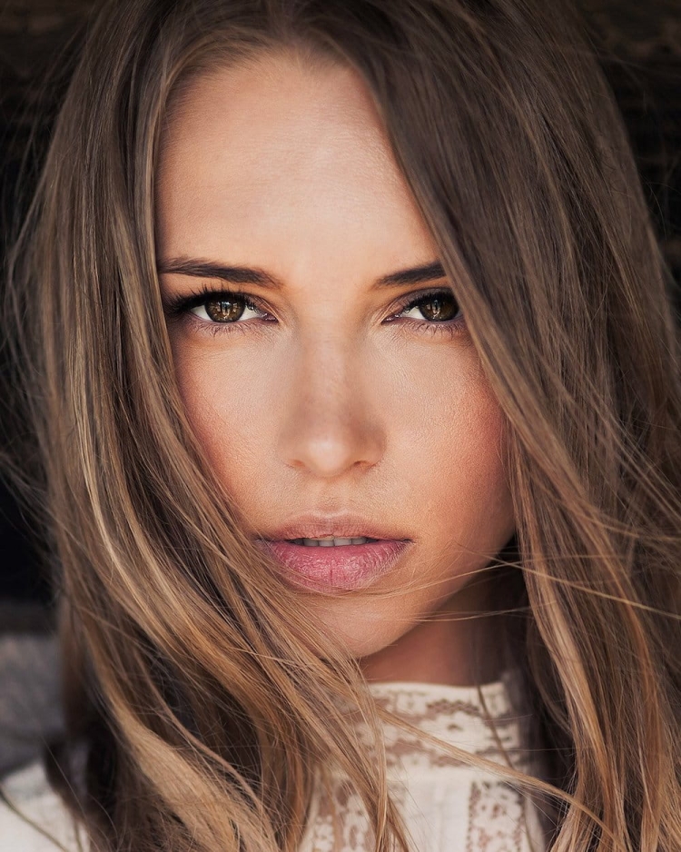 Русоволосая модель Линда