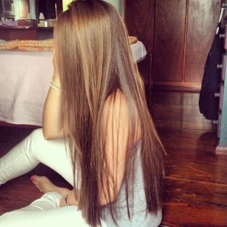 Девочка с длинными русыми волосами