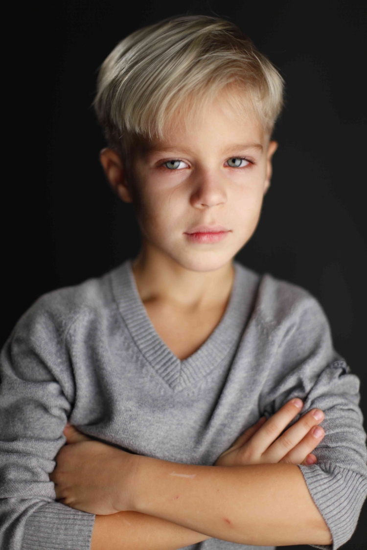 Мальчик блондин с голубыми глазами